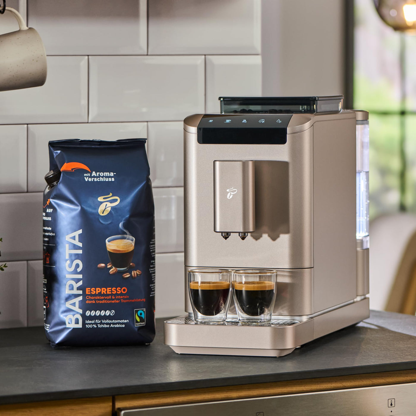 Tchibo Kaffeevollautomat Esperto2 Caffè mit 2-Tassen-Funktion für Caffè Crema und Espresso, Metallic Sand – INKLUSIVE Kaffeeprobierset GRATIS