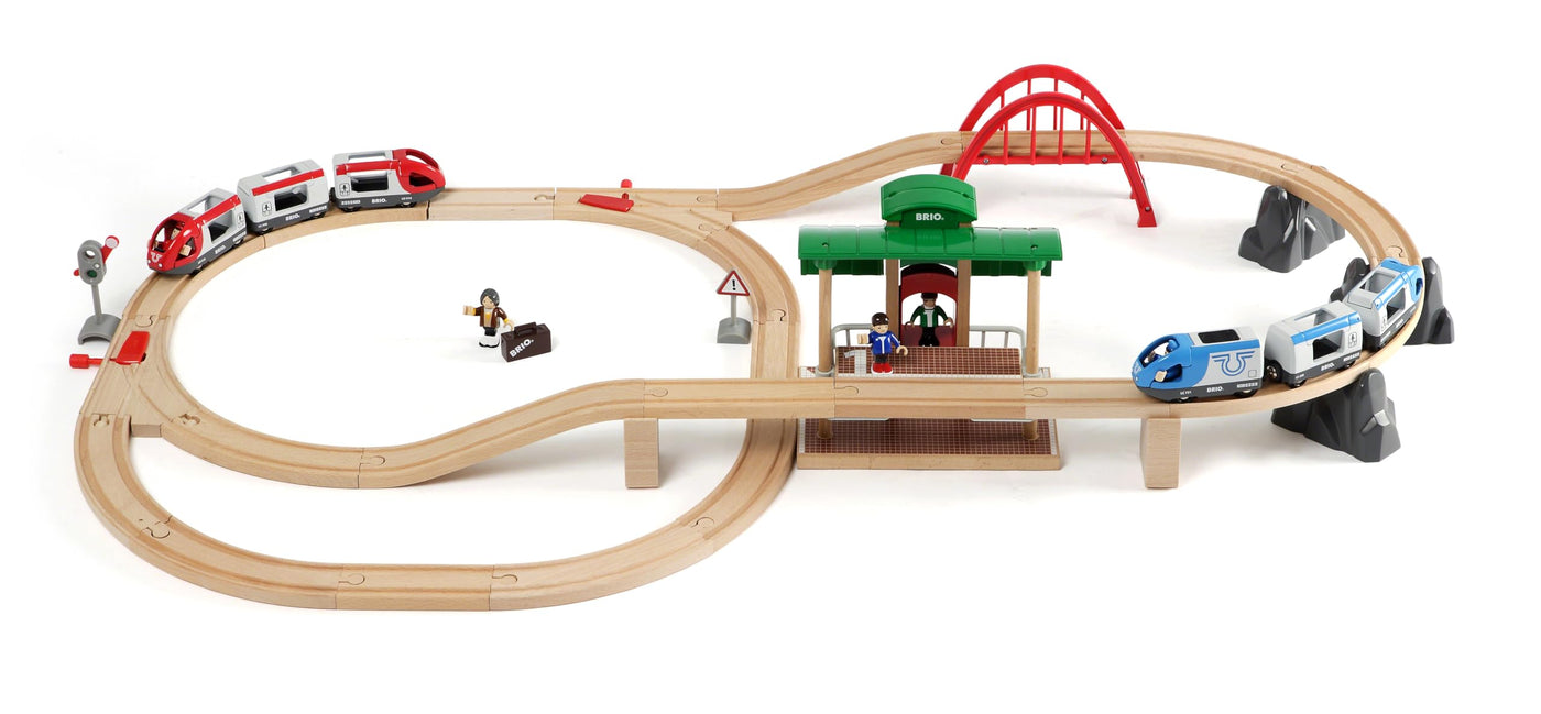 BRIO World 33512 Großes BRIO Bahn Reisezug Set - Eisenbahn mit Bahnhof, Schienen und Figuren - Kleinkinderspielzeug empfohlen ab 3 Jahren