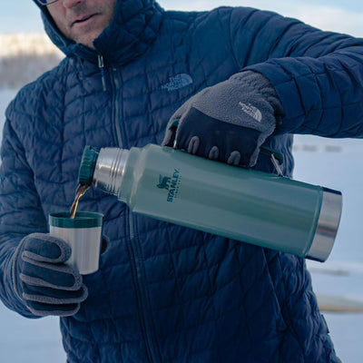 Stanley Classic Legendary Thermosflasche 1L - Thermos Hält 24 Stunden Heiß oder Kalt - Edelstahl Thermoskanne - BPA-Frei - Spülmaschinenfest - Bottomland
