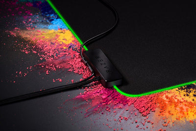 Razer Goliathus Chroma - Weiche Gaming Maus-Matte mit RGB Beleuchtung (Kabelhalterung, Stoff-Oberfläche, rutschfest, gesteppter Rand, optimiert für alle Mäuse) Schwarz