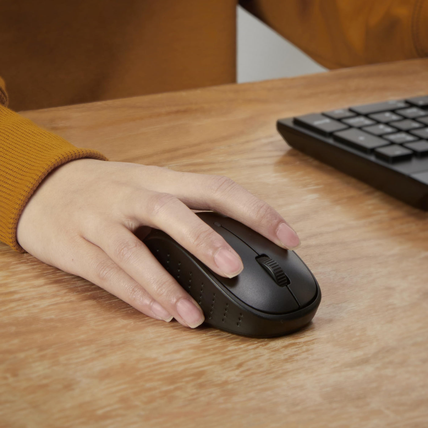 Amazon Basics – Tastatur-Maus-Set, volle Größe, kabellos, USB-Empfänger mit 2,4 GHz, DE-Layout, schwarz