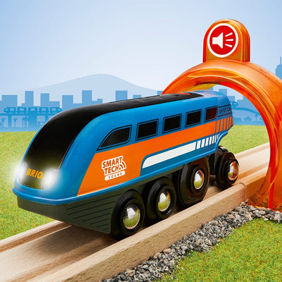 BRIO World 33971 Smart Tech Sound Lok mit Aufnahmefunktion - Elektrischer Zug mit Tunnel - Interaktives Spielzeug empfohlen ab 3 Jahren