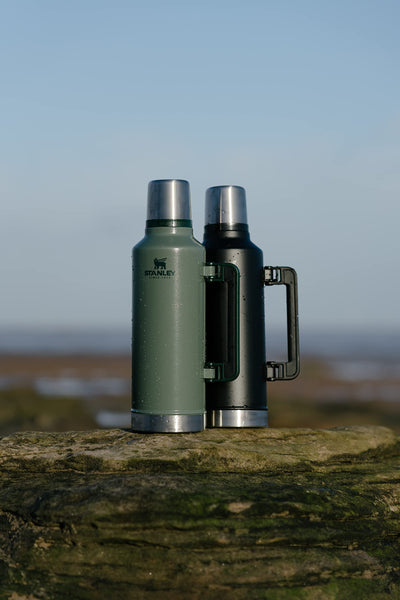 Stanley Classic Legendary Thermosflasche 2.3L - Thermos Hält 48 Stunden Heiß oder Kalt - Edelstahl Thermoskanne - BPA-Frei - Spülmaschinenfest - Matte Black