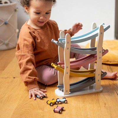 Kindsgut Murmelbahn, Motorik-Spielzeug aus Holz mit 4 Autos, dezente Farben und umweltfreundliche Materialien, kindgerecht, Luca