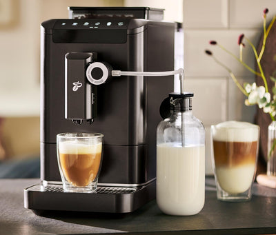 Tchibo Kaffeevollautomat Esperto2 Milk mit One-Touch Milchfunktion und 2-Tassen-Funktion für Espresso, Caffè Crema, Capuccino und Milchschaum, Granite Black - INKLUSIVE Kaffeeprobierset GRATIS