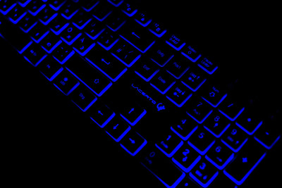 Lacerto® | Bilinguale Russisch-Deutsche beleuchtete Tastatur, USB, Spritzwassergeschützt, Deutsch + Russisch, Russian-German Illuminated Multimedia Keyboard | SPECTRUM-DR500