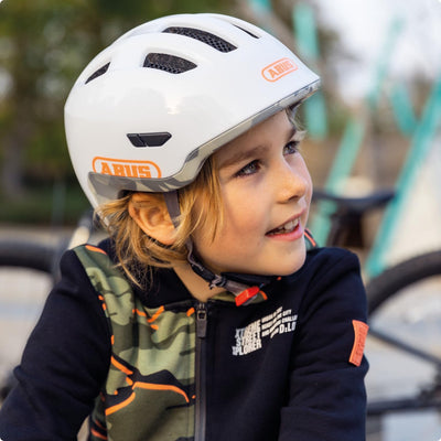 ABUS Kinderhelm Smiley 3.0 LED - Fahrradhelm mit Licht - tiefe Passform & Platz für einen Zopf - für Mädchen und Jungs - Rosa mit Erdbeer-Muster, Größe M