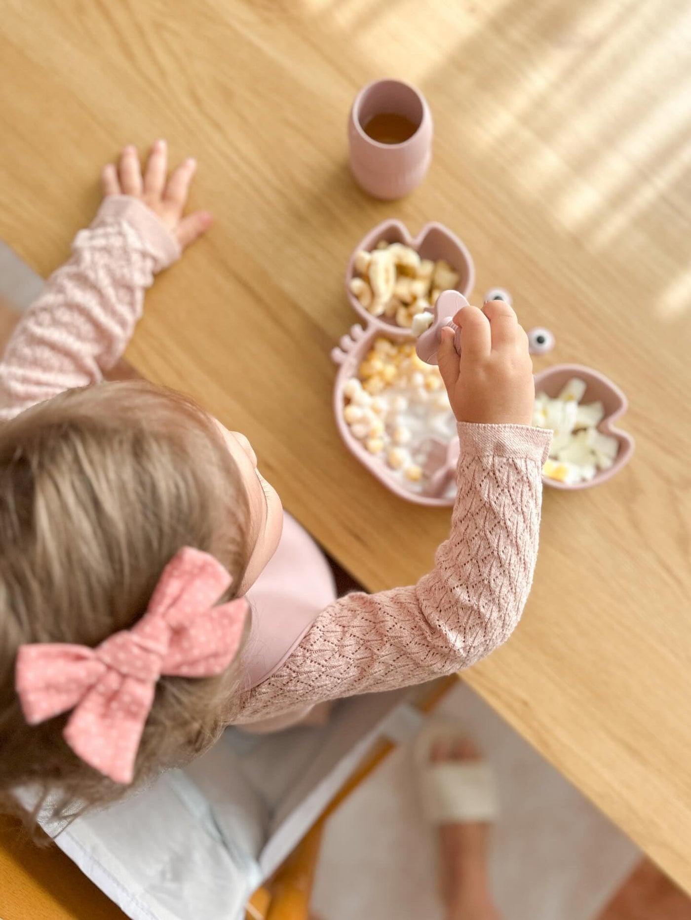 PandaEar Unterteilter Kinderteller mit Saugnapf und Trinklernbecher, Löffel - Rutschfester Silikon Babyteller 3 Geteilte, BPA-frei Babygeschirr Essens Set