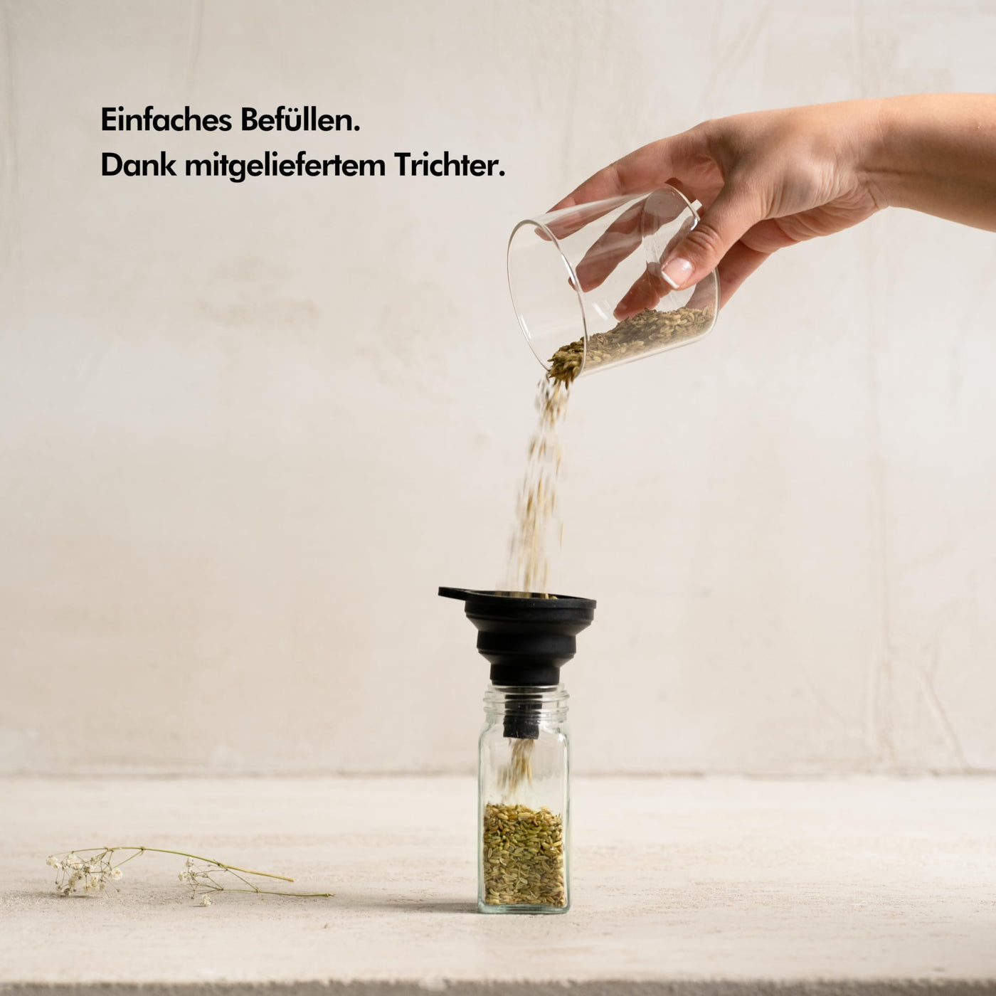 KIVY Gewürzgläser mit Streueinsatz [24x 120ml] + 240 Wasserfeste Label - Luftdichte Gewürzgläser Schwarz - Gewürzstreuer Glas Sticker - Gewürzgläser schwarzer Deckel - Gewürzdosen Schwarz