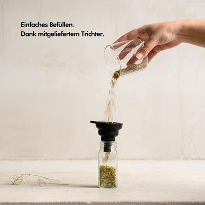 KIVY Gewürzgläser mit Streueinsatz [24x 120ml] + 240 Wasserfeste Label - Luftdichte Gewürzgläser Schwarz - Gewürzstreuer Glas Sticker - Gewürzgläser schwarzer Deckel - Gewürzdosen Schwarz