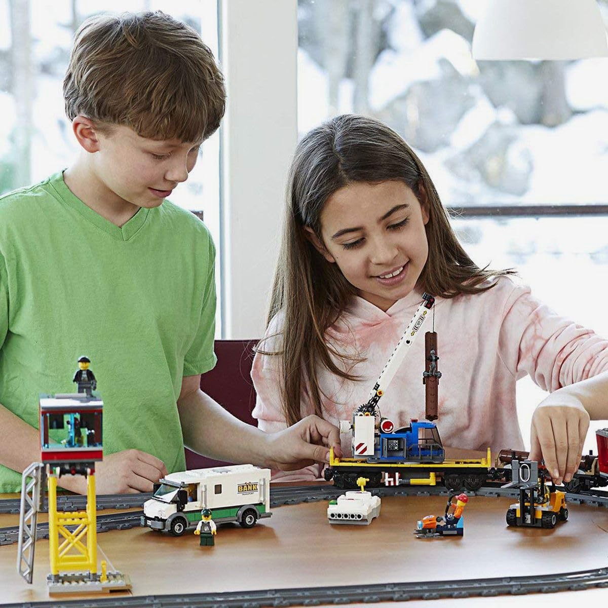 LEGO City Trains Güterzug - Zug Spielzeug, Gabelstapler, 32 Gleisstücke, Signalleuchten & 6 Minifiguren – Lokomotive Spielset für Kinder - Kreatives Geschenk für Jungen & Mädchen ab 6 Jahren - 60198