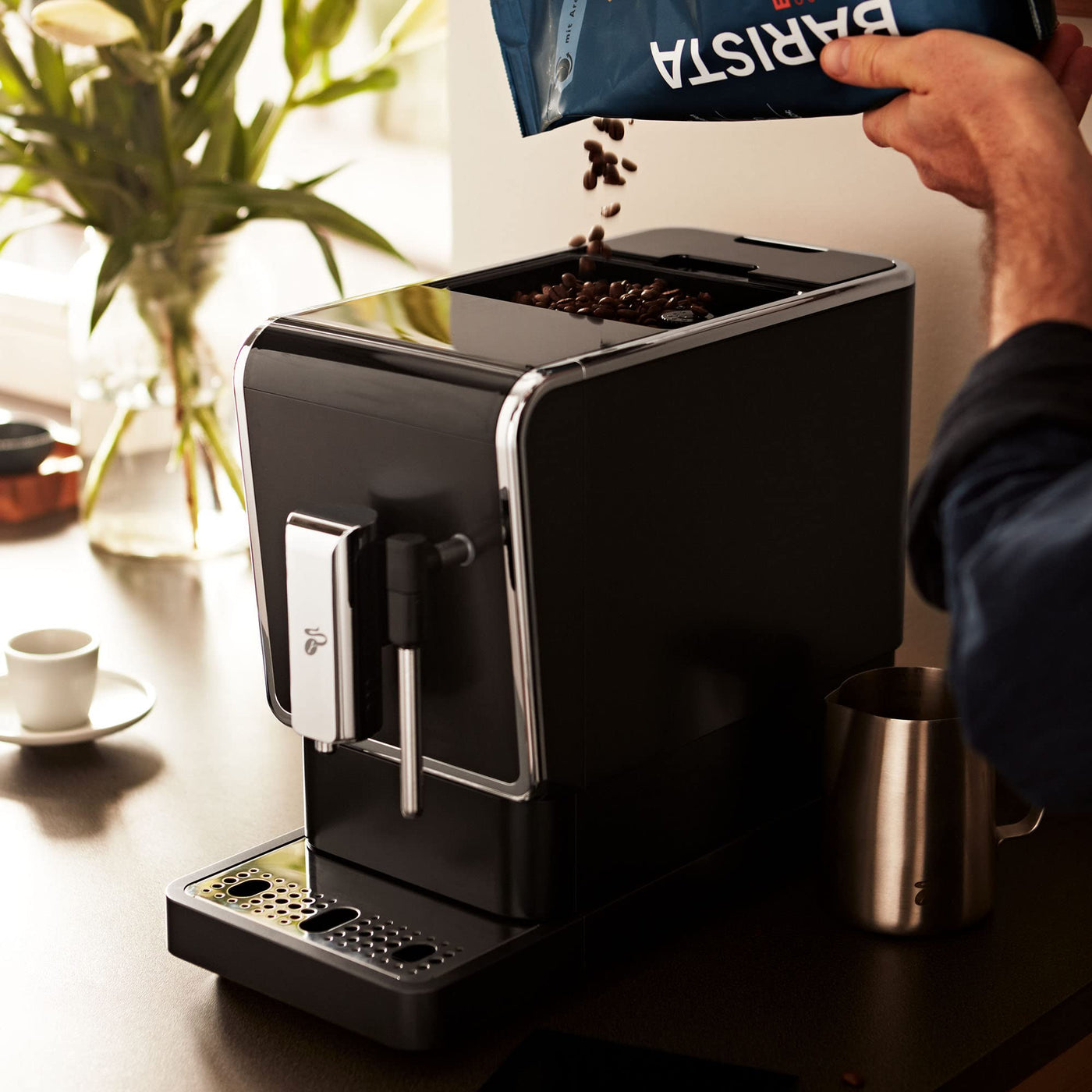 Tchibo Kaffeevollautomat Esperto Latte mit Milchaufschäumfunktion für Caffè Crema, Espresso und Milchspezialitäten, Anthrazit