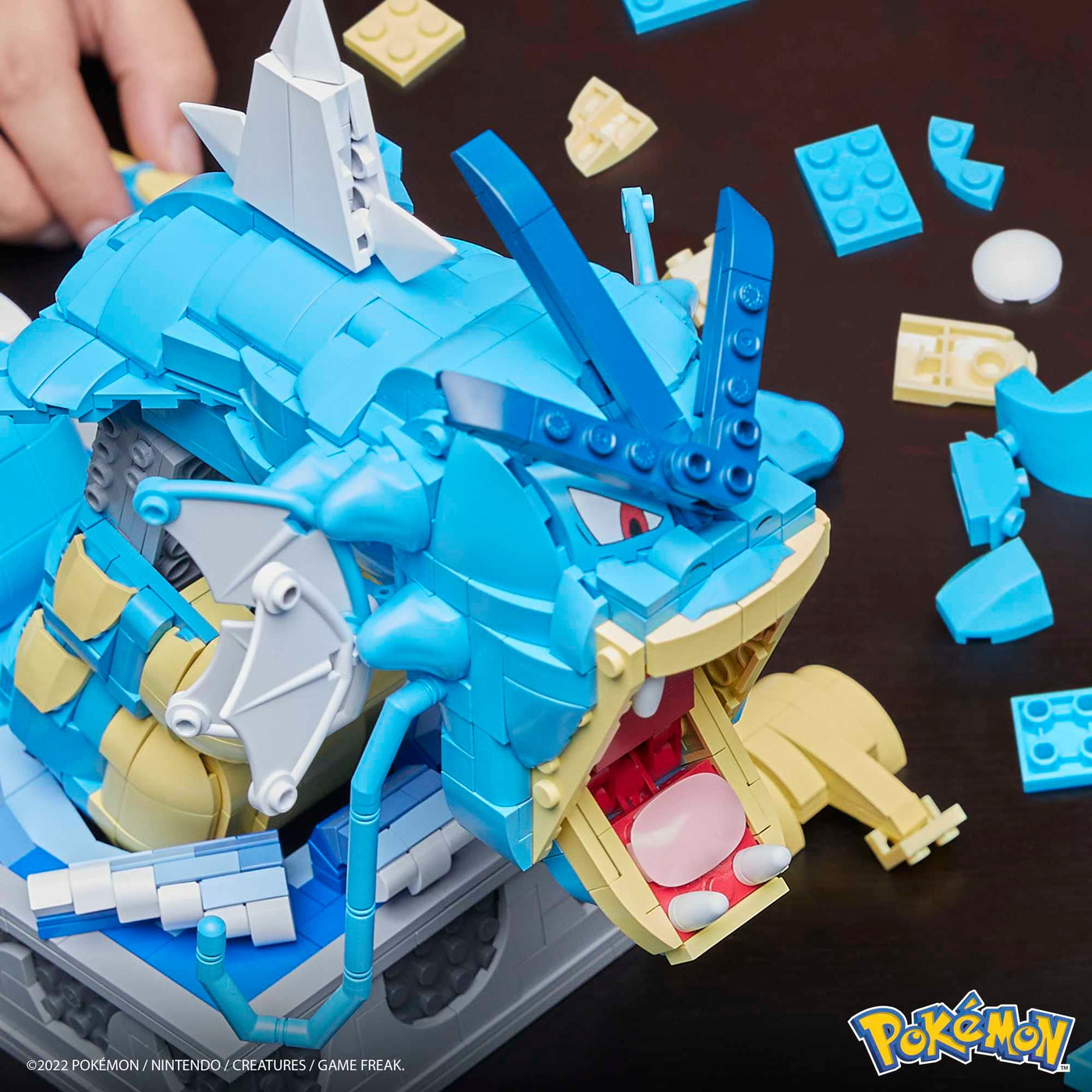 Mega Pokémon Figuren Bauset Garados, 2.186 Teile, vollständig mechanisiertes und bewegliches Bauspielzeug mit Display-Ständer, Pokémon Spielzeug, Spielzeug ab 12 Jahren, HGC24