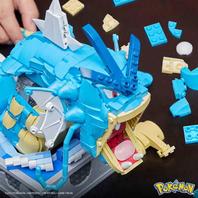 Mega Pokémon Figuren Bauset Garados, 2.186 Teile, vollständig mechanisiertes und bewegliches Bauspielzeug mit Display-Ständer, Pokémon Spielzeug, Spielzeug ab 12 Jahren, HGC24