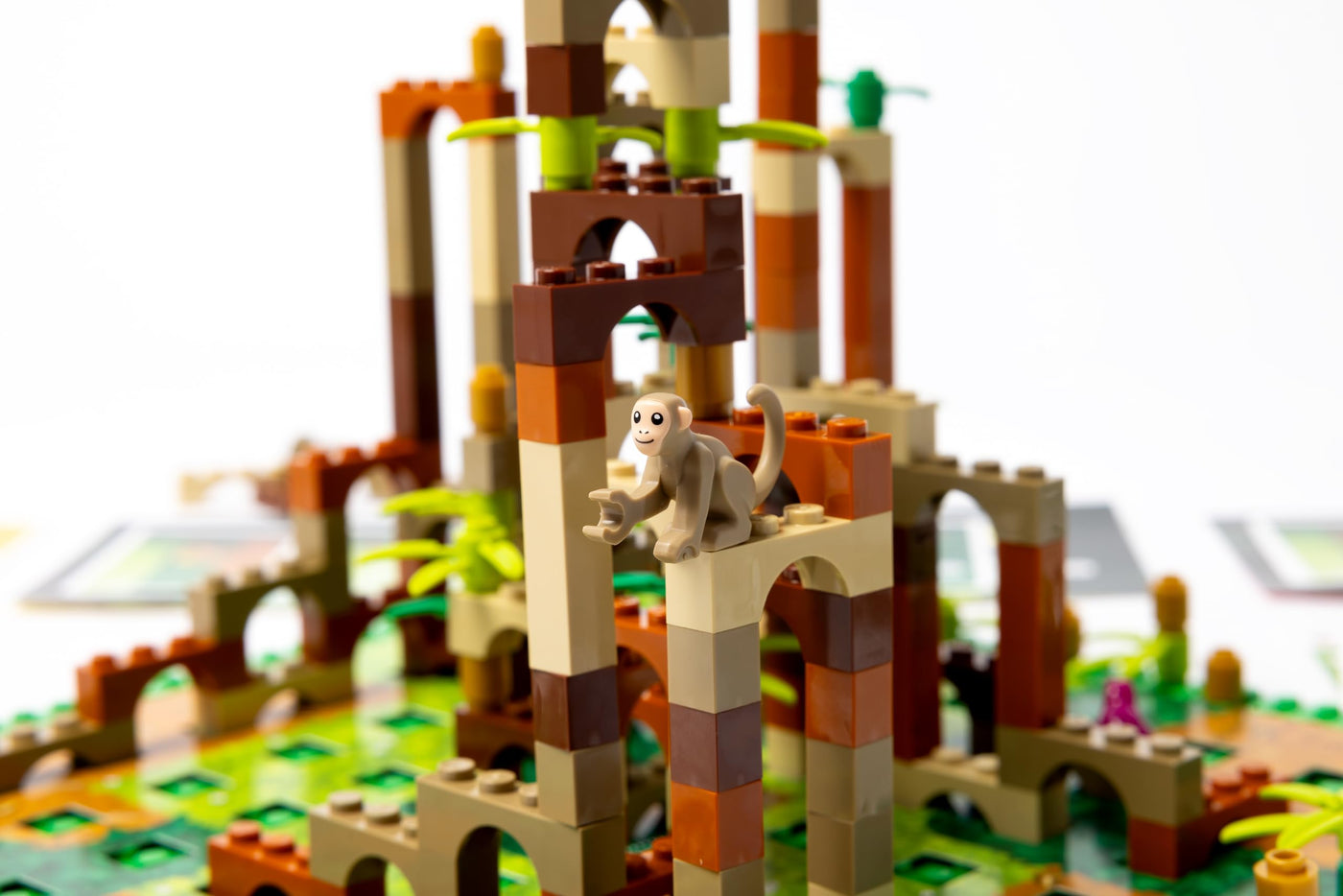 Asmodees - Monkey Palace: EIN Lego Brettspiel – Stein auf Stein zum prächtigsten Palast! Lustiges Familien-Baustein-Spiel für Kinder und Erwachsene - Alter 10+, 2-4 Spieler, 45 Minuten pro Partie