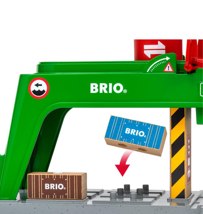BRIO World 33996 Bahn Verlade Terminal - Mit beweglichem Kran zum Umladen von Gütern auf die Schiene, Straße und das Schiff - Empfohlen für Kinder ab 3 Jahren