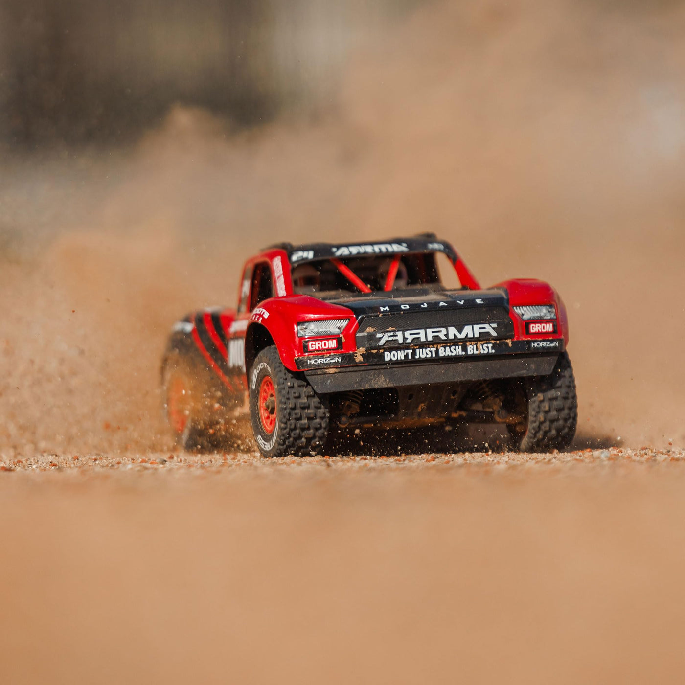 ARRMA Mojave Grom Ferngesteuertes Auto, RC Auto 1/18, Brushless Motor über 30 km/h, inkl. Akku und Zubehör, Rot-Schwarz, ARA2104T1