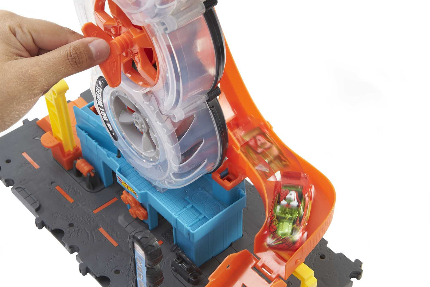 Hot Wheels HDP02 - City Super Reifenshop Spielset, mit Einer Schlüsseldrehung die Autos durch die Reifen schicken, enthält 1 Hot-Wheels-Fahrzeug, Spielzeug Geschenk für Kinder von 4 bis 8 Jahren