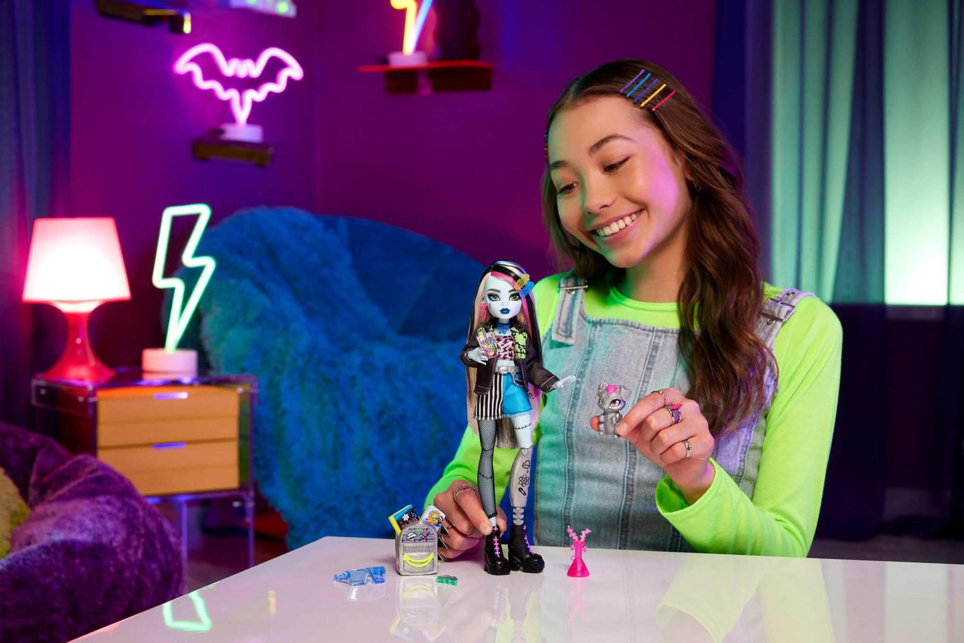 Monster High Frankie Stein-Puppe in Jeansjacke und Shorts, zum Lieferumfang gehören auch Ihr Hund Watzie und Zubehörteile wie EIN Rucksack, EIN Snack und EIN Notizbuch, HXH73