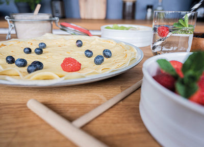 Cloer 6630 Crêpes-Maker, für süße oder herzhafte Crepes mit 30 cm Ø, 1200 W, Antihaftbeschichtung, inkl. Teigverteiler aus Holz und Wender, schwarz