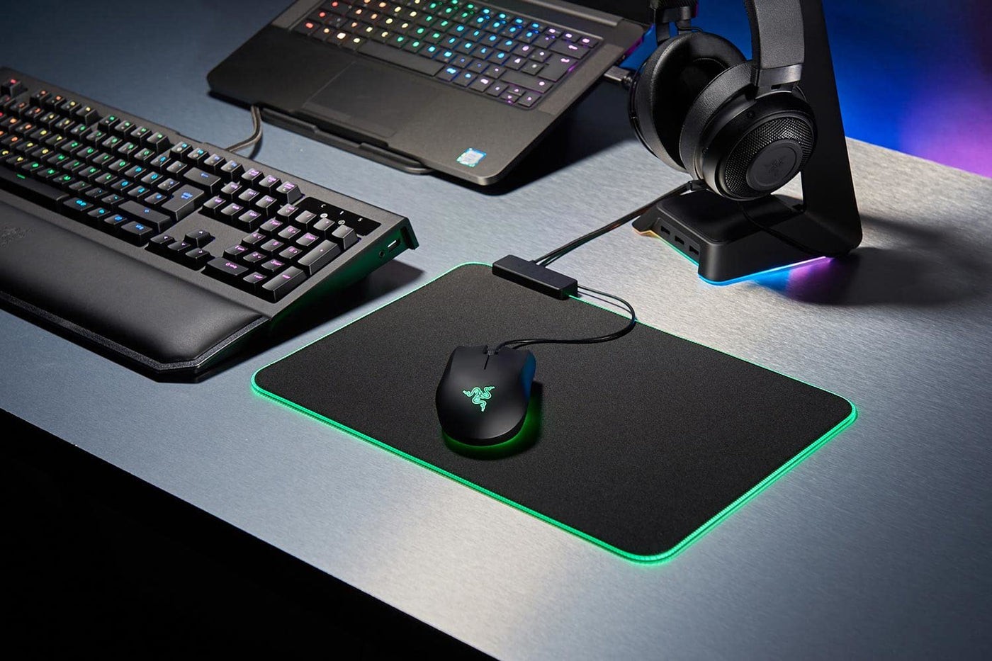 Razer Goliathus Chroma - Weiche Gaming Maus-Matte mit RGB Beleuchtung (Kabelhalterung, Stoff-Oberfläche, rutschfest, gesteppter Rand, optimiert für alle Mäuse) Schwarz