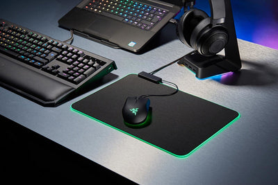 Razer Goliathus Chroma - Weiche Gaming Maus-Matte mit RGB Beleuchtung (Kabelhalterung, Stoff-Oberfläche, rutschfest, gesteppter Rand, optimiert für alle Mäuse) Schwarz