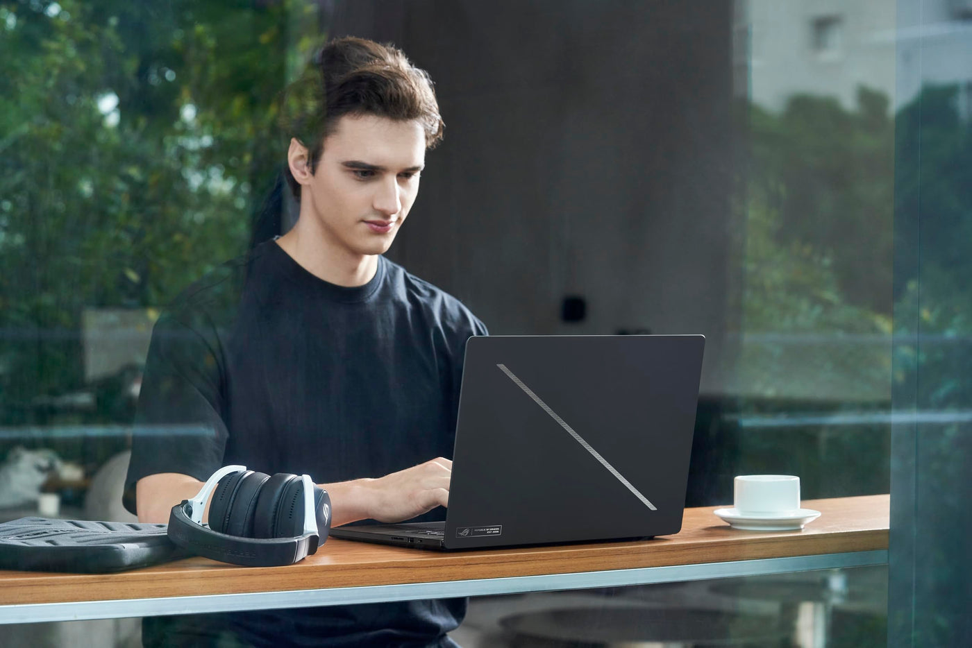 ASUS ROG Zephyrus G16 Laptop | 16" 2,5k WQXGA 240Hz/3ms 16:10 IPS Display | Intel Core Ultra 9 185H | 32 GB RAM | 1 TB SSD | NVIDIA RTX 4060 | Windows 11 | QWERTZ Tastatur | Eclipse Gray