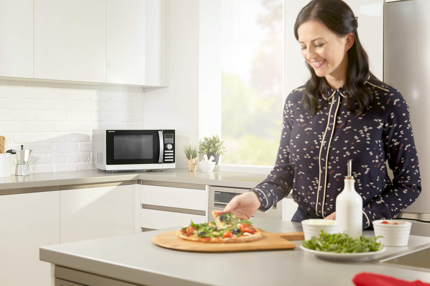 Sharp R843INW 4-in-1 Mikrowelle mit Heißluft, Grill und Konvektion/ 25 L/ 800 W/ 1000 W Infrarotgrill/ 2500 Konvection/ 10 Automatikprogramme/ Pizza-Programm/ Metalldrehteller (30 cm)/ silber
