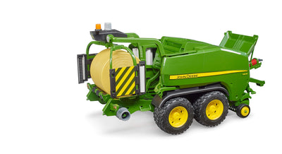bruder 02032 - John Deere Rundballen-Presswickelkombination C441R - 1:16 Bauernhof, Landwirtschaft, Traktor, Anhänger, Erntemaschine, Pressewickler, Mähdrescher Zubehör, grün