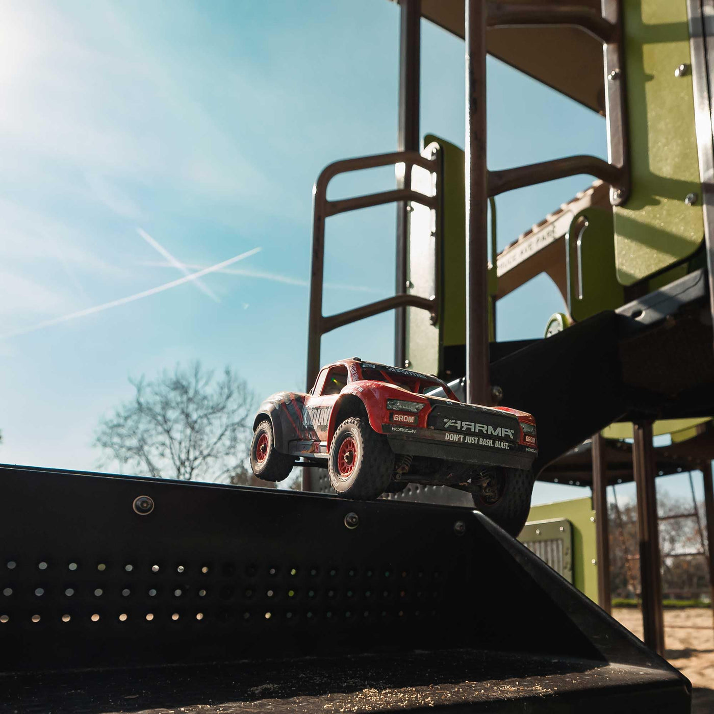 ARRMA Mojave Grom Ferngesteuertes Auto, RC Auto 1/18, Brushless Motor über 30 km/h, inkl. Akku und Zubehör, Rot-Schwarz, ARA2104T1