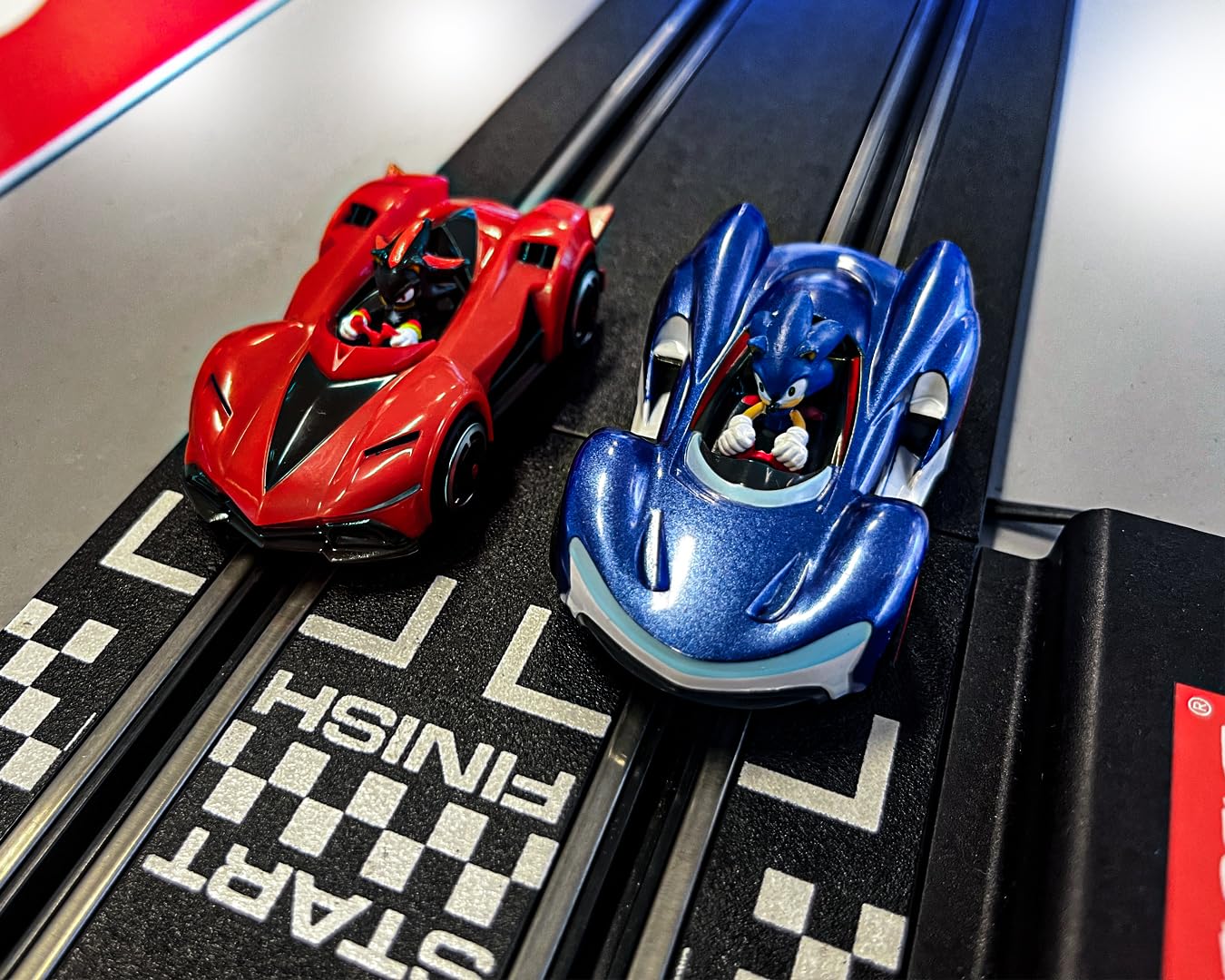 Carrera - 20062566 - GO I Sonic the Hedgehog 4.9 I Offizielles SEGA Sonic the Hedgehog Autorennset I Spaßige Rennen mit Sonic & Shadow durch Hochgeschwindigkeitsgeraden enge Kurven & schneller Looping