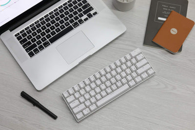 RK ROYAL KLUDGE RK61 Mechanische Gaming-Tastatur, kabellos, 60%, ultrakompakt, mit blauem Clicky-Schalter, kompatibel für die Verbindung mit Mehreren Geräten, Weiß