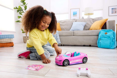 Hot Wheels Barbie Spielzeugauto, ferngesteuertes pinkfarbenes Cabrio, Platz für 2 Barbie-Puppen und Kofferraum lässt sich zum Aufbewahren öffnen, Stickerbogen für Gestaltungsmöglichkeiten, JBH05