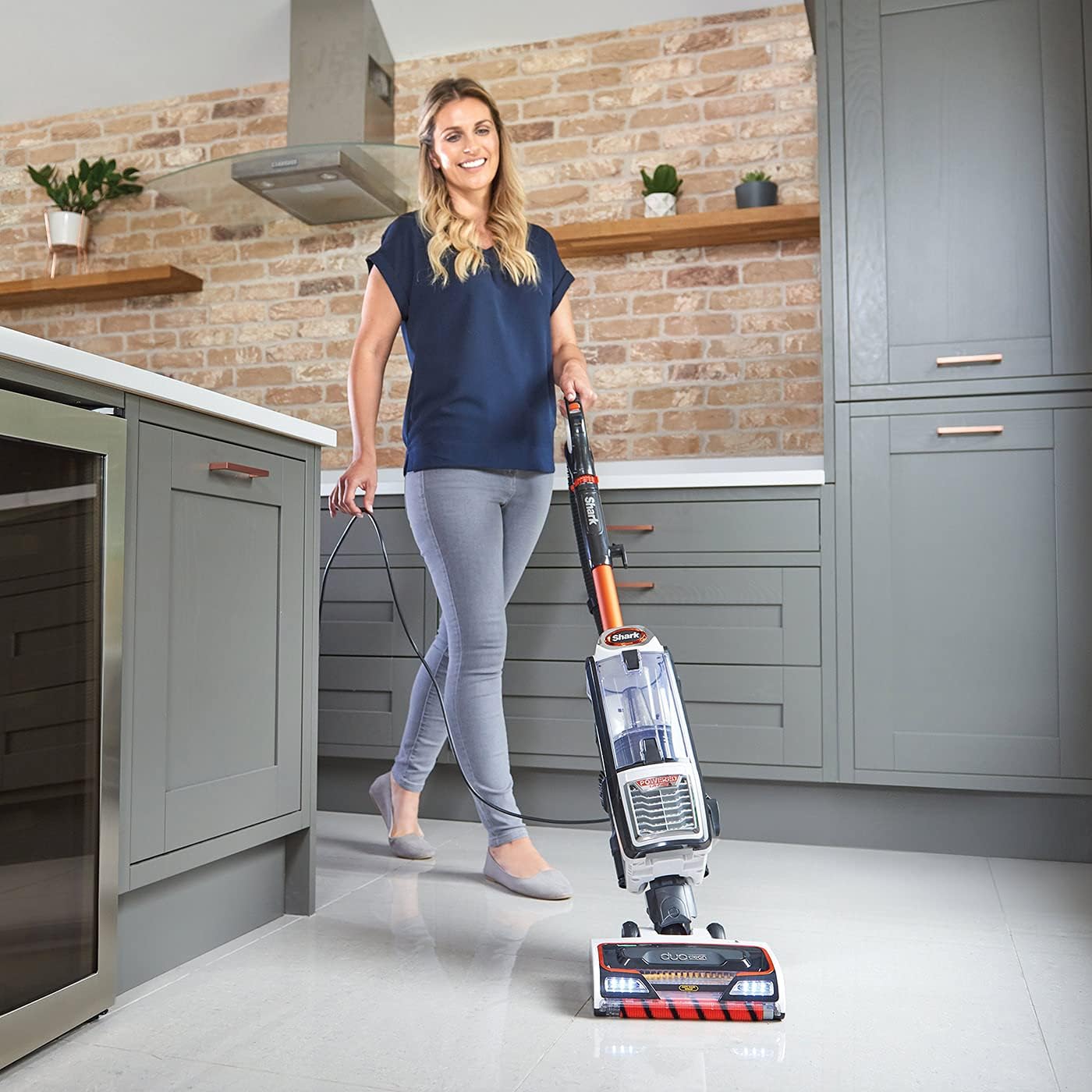 Shark Staubsauger 0,83L mit Anti-Hair-Wrap-Technologie, DuoClean- Staubsauger mit Powered Lift-Away und Polster- & Fugendüsen, 8m Netzkabel, Kohle/Orange NZ801EU, 29-30