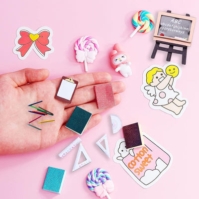 Miniatur Wichtel Zubehör,24Stück 1:12 Weihnachten Mini Puppenhaus Zubehör 1/12 Miniaturpuppe Schulbedarf Wichtelzubehör Deko Buch Klemmbrett Buntstift Set,für Dollhouse DIY Weihnachts Geschenk