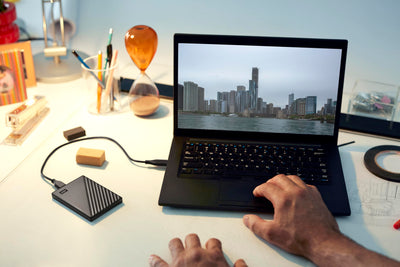 WD My Passport externe Festplatte 1 TB (mobiler Speicher, schlankes Design, herunterladbare Software, automatische Backups, Passwortschutz) Schwarz - auch kompatibel mit PC, Xbox und PS4, 1 Stück