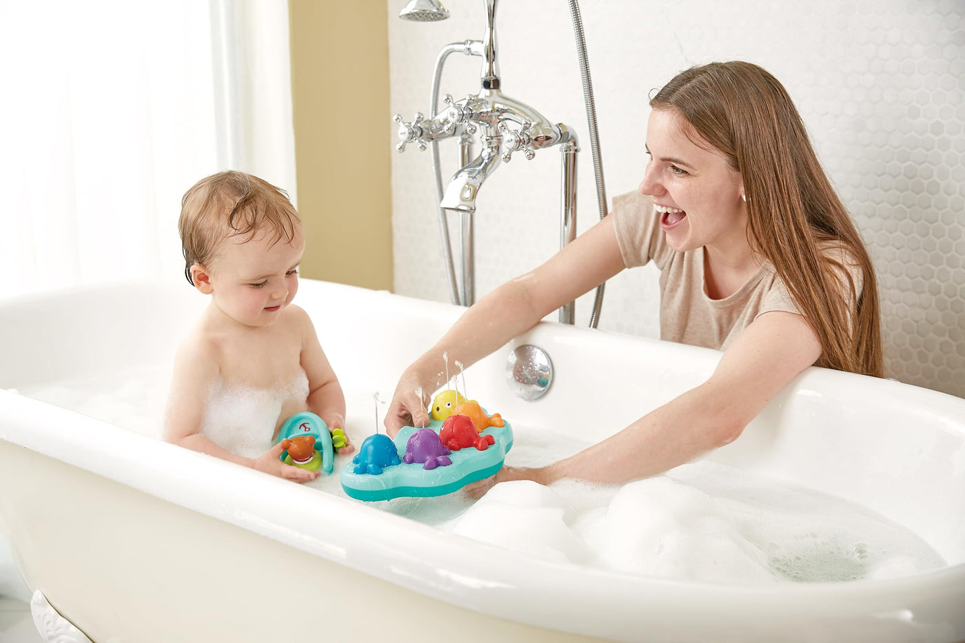 Hape Badespielzeug Musikalische Wale mit 5 Melodien und Wasserfontänen, Badespielzeug mit Musik und Fontänen-Effekt, 2 Modi & Saugnäpfe, ab 18 Monaten