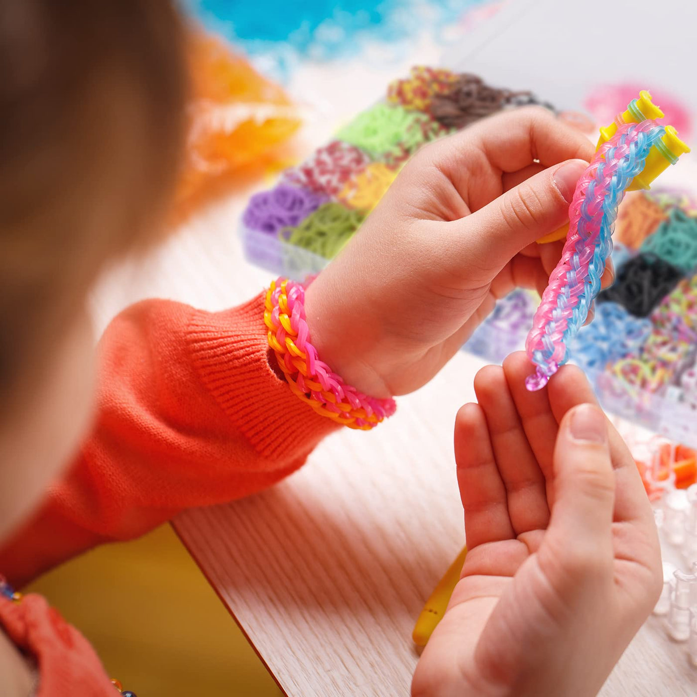 Noa Home Deco Loom Bänder Set, 5100+ Stück Loom Gummis für Armband Selber Machen, Bunte Loops Gummis Set Zubehör mit Anhängern und Accessoires, DIY Basteln Geschenk für Kinder Junge Mädchen