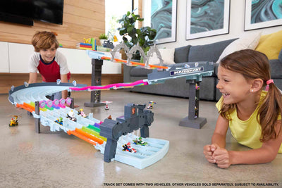 Hot Wheels Mario Kart Autorennbahn in Regenbogen Farben, inkl. 2 Spielzeugautos (Mario & King Boo), mit Beleuchtung und Geräuschen, 2 Aufbaumöglichkeiten, Länge: 2.5m, Spielzeug ab 4 Jahre, GXX41