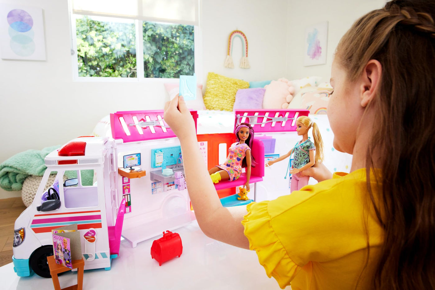 Barbie 2-in-1-Krankenwagen Spielset, Rettungswagen mit Lichtern und Geräuschen, umwandelbar in Pflegeklinik, 20 Puppenzubehör, Spielzeug ab 3 Jahren, HKT79