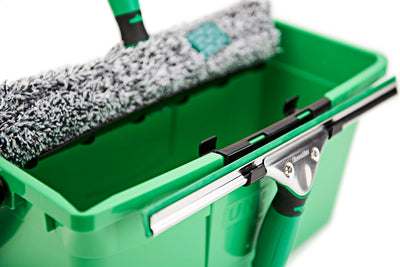 Unger Fenster Reinigungs-Kit (Fensterwischer, Trägerteil, Mikrofaser-Bezug, Eimer 12 L, Reinigungsmittel, Schaber, Glastuch Breite 35 cm) AK015