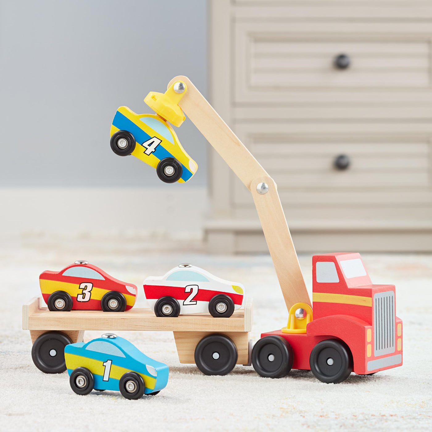 Melissa & Doug Spielzeug Autotransporter aus Holz mit magnetischem Kran und Autos | 6-teilig | Für Kinder ab 3 Jahren