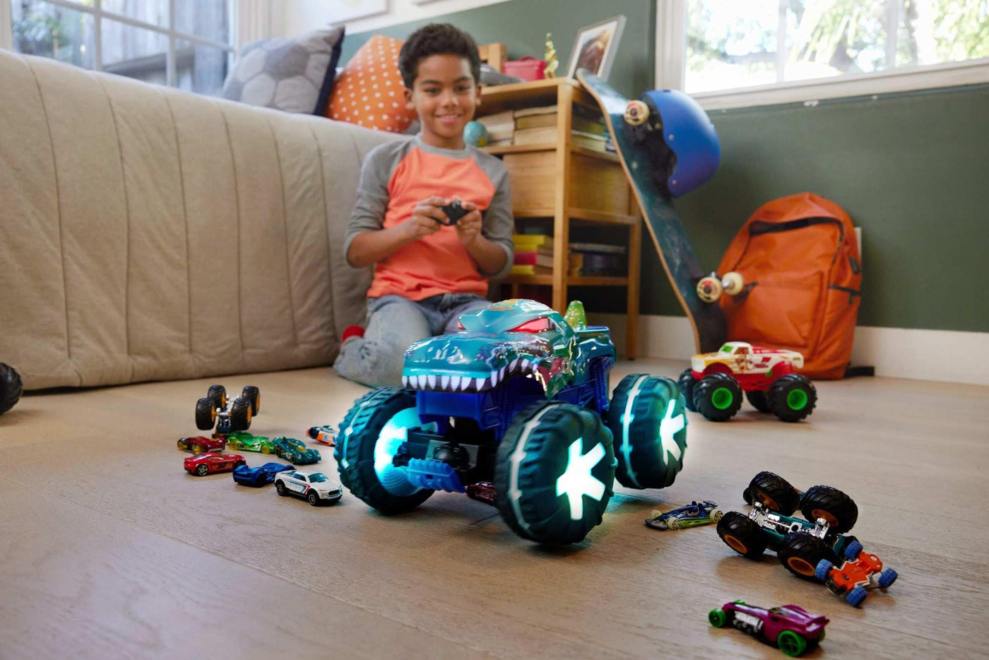 Hot Wheels Monster Trucks Ferngesteuertes Auto, Spielzeugtruck, übergroßer Mega-Wrex Alive im Maßstab 1:15 mit Fernbedienung, 3 ferngesteuerte Spielmodi mit interaktiven Lichtern und Geräuschen, JBD90