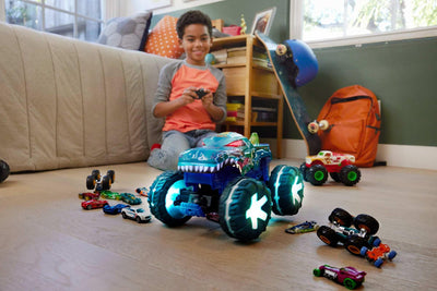 Hot Wheels Monster Trucks Ferngesteuertes Auto, Spielzeugtruck, übergroßer Mega-Wrex Alive im Maßstab 1:15 mit Fernbedienung, 3 ferngesteuerte Spielmodi mit interaktiven Lichtern und Geräuschen, JBD90