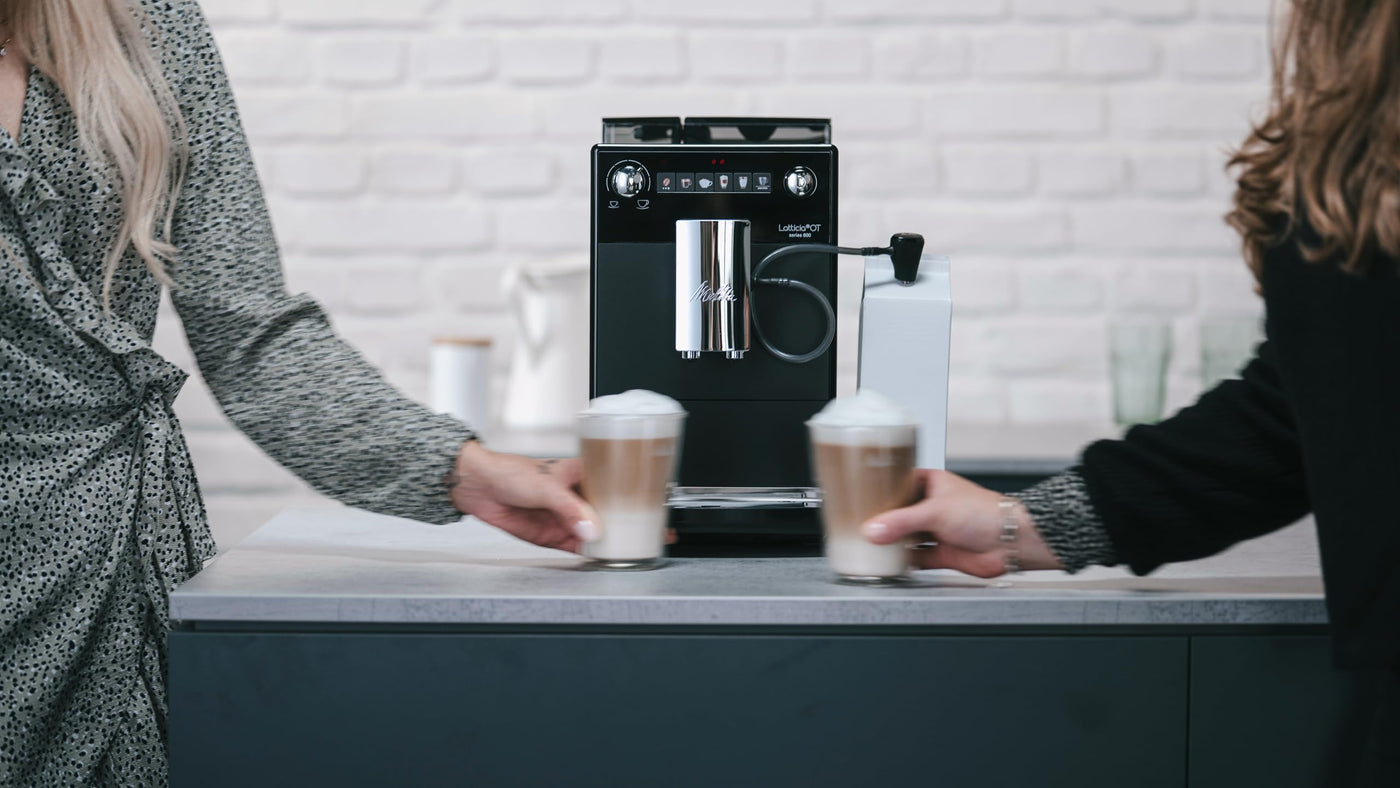 Melitta Latticia OT - Kaffeevollautomat mit Milchsystem, Kaffeemaschine mit Mahlwerk für z. B. Kaffee oder Cappuccino, schwarz