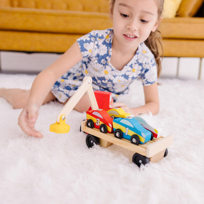 Melissa & Doug Spielzeug Autotransporter aus Holz mit magnetischem Kran und Autos | 6-teilig | Für Kinder ab 3 Jahren