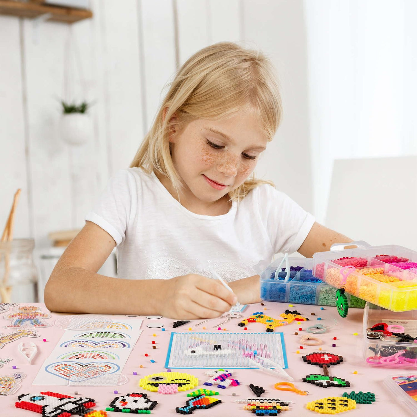 La Manuli Bügelperlenset 24000 Stück Bügelperlen mit Steckplatten, Vorlagen und Zubehör, 5mm Midi Größe (20 Farben + im Dunkeln Leuchten) XXL Bastel Set für Jungen und Mädchen