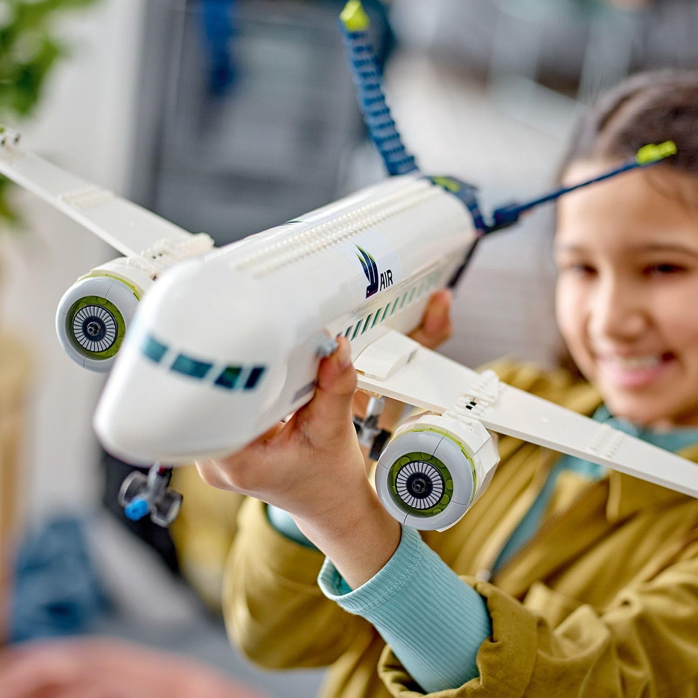 LEGO 60367 City Passagierflugzeug Spielzeug-Set, großes Flugzeug-Modell mit Fahrzeugen des Flughafen-Bodenpersonals: Vorfeldbus, Pushback-Schlepper, Catering-Lader, Gepäckwagen und 9 Minifiguren