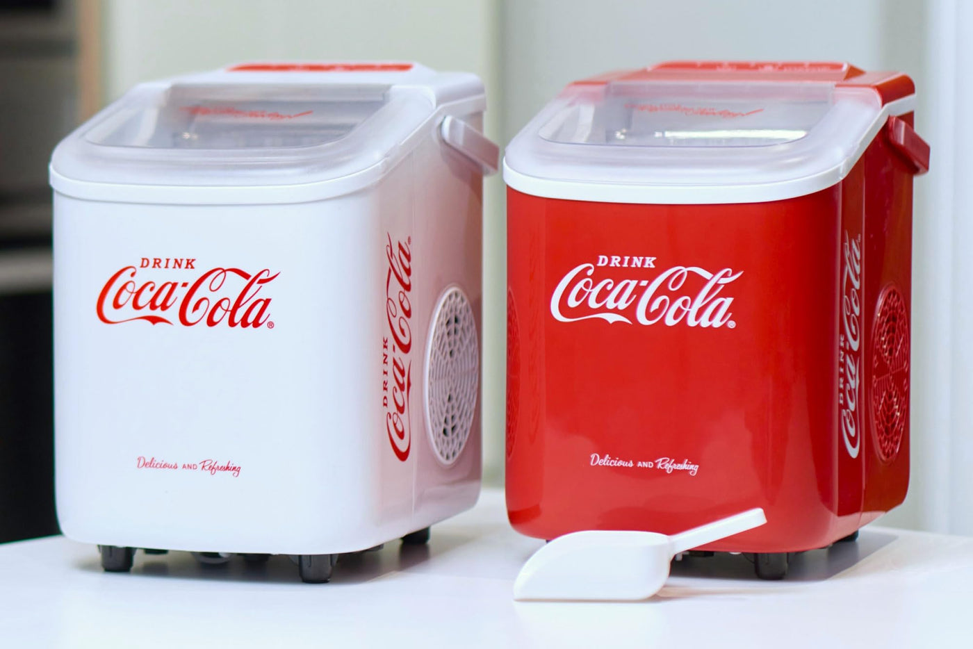Salco Coca Cola Eiswürfelmaschine – Ice Maker mit 2 Eiswürfelgrößen – 10 kg Eiswürfel pro Tag – Retro-Design Weiß – Tragbare Eiswürfelmaschine für Cocktails, Getränke & Partys