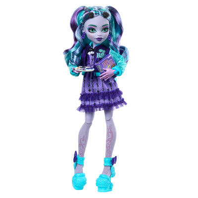 Monster High Fearbook Twyla Set aus Puppe und Zubehör mit Filmclub-Thema, Collegejacke, Jahrbuch, Brettspiel und Keksen, HXW31